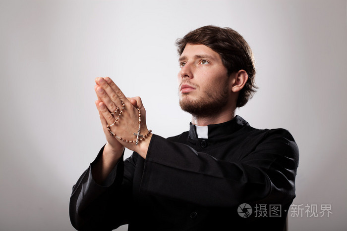 牧师在祈祷