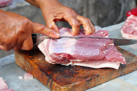 在市场上的鲜猪肉销售