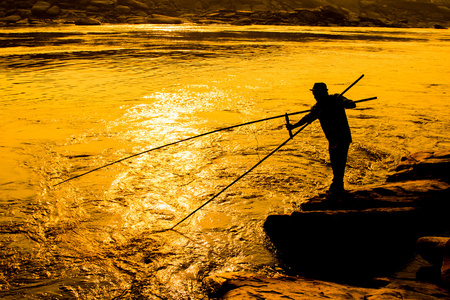 傍晚的渔民捕鱼图片大全