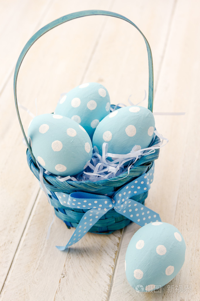 复活节彩蛋和篮子