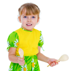 小女孩在玩木勺子