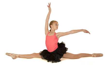 优雅的年轻芭蕾舞演员做双臂分裂