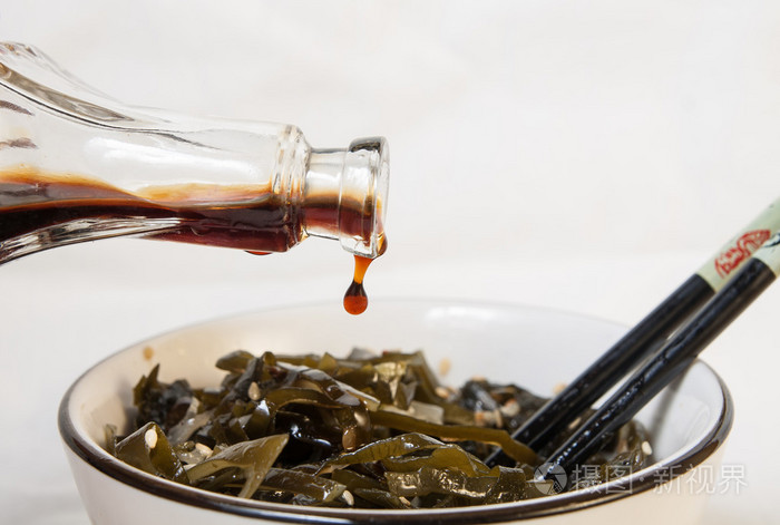 酱油倒进一个碗用海藻