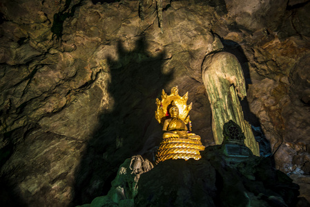 在 cave2 中的那条大蛇雕像佛像