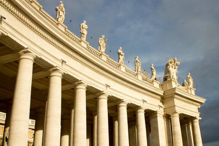 圣伯多禄教堂的柱廊