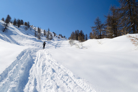 在新鲜的雪中登山