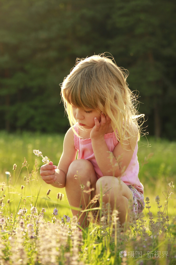 漂亮的小女孩在自然中发挥