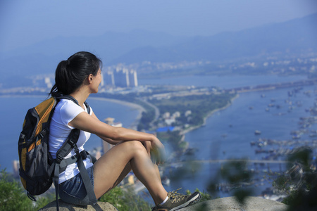 女人欣赏美丽的景色，在山的顶峰