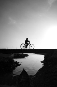 孤独的小男孩骑着自行车的身影
