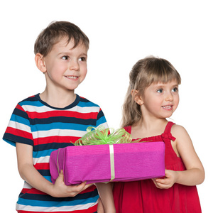 两个小孩手里拿一个礼品盒