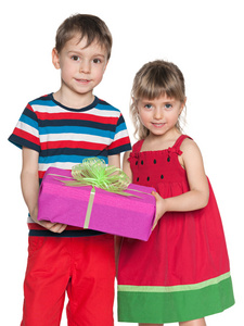 小男孩和女孩举行一个礼品盒