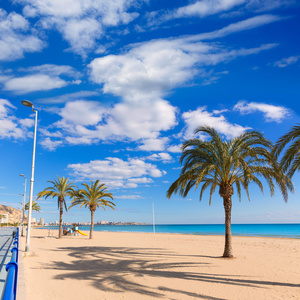 在地中海中西班牙阿利坎特其他地方紧密相连海滩
