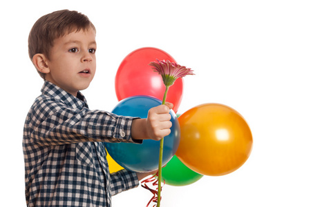 用气球和花的男孩