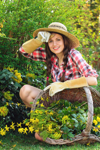 幸福的年轻女人，与干草的帽子