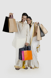 南印度夫妇与购物袋