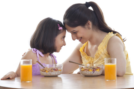 母亲和女儿吃早餐