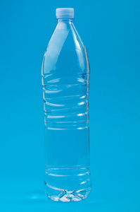 蓝色背景上的透明塑料瓶