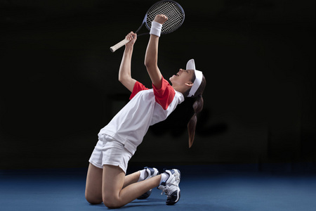 持网球拍的成熟男子的低段网球的锻炼年轻女子壁球运动员捆绑运动鞋