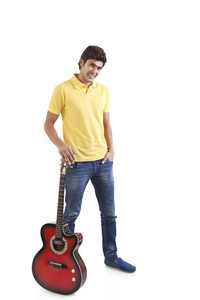 年轻的人有一把吉他