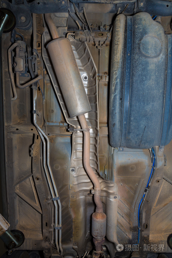 汽车车底排气管油箱