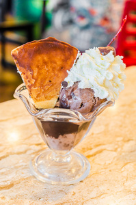巧克力冰淇淋甜品