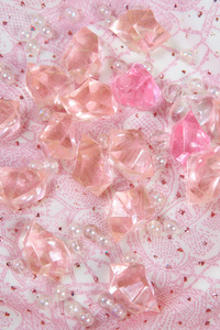 美丽的粉红色多彩宝石，在织物上