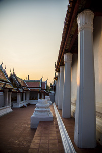 区内的泰国寺庙时与日落场景
