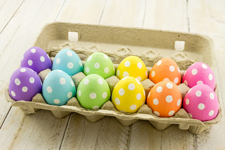 复活节彩蛋和篮子