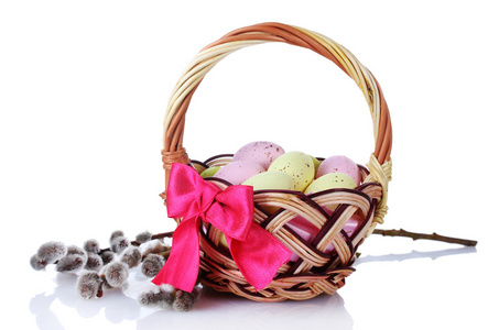 复活节彩蛋和柳树枝条上白色隔离带篮