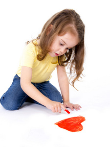 艺术可爱的小女孩，用手指画一颗红色的心