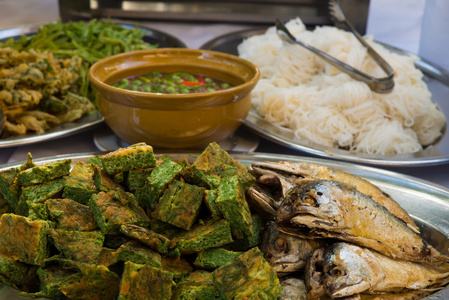 泰国传统食品用油煎的鲭鱼和蔬菜煎蛋卷