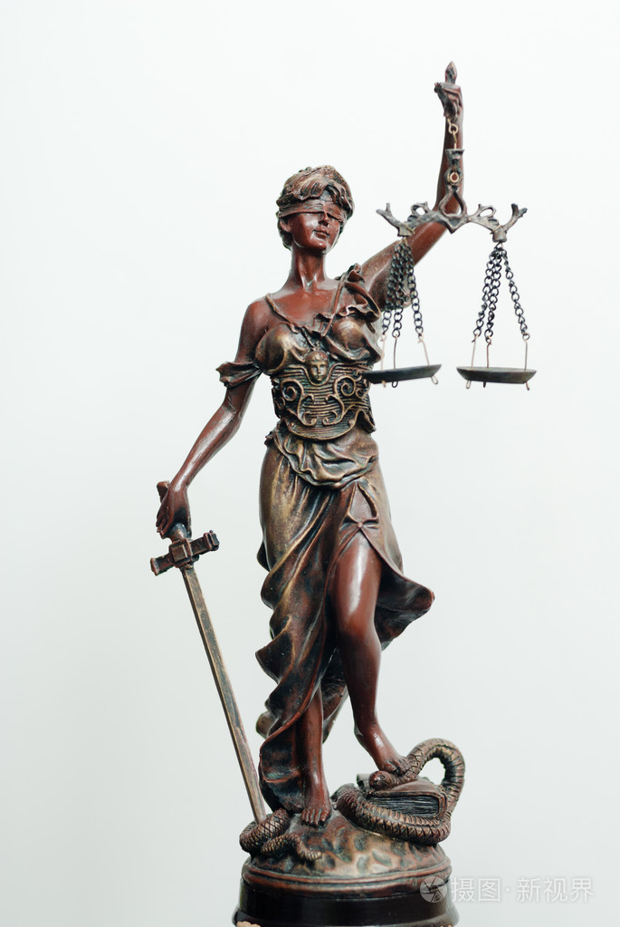 忒弥斯, femida 或正义女神雕塑在白色