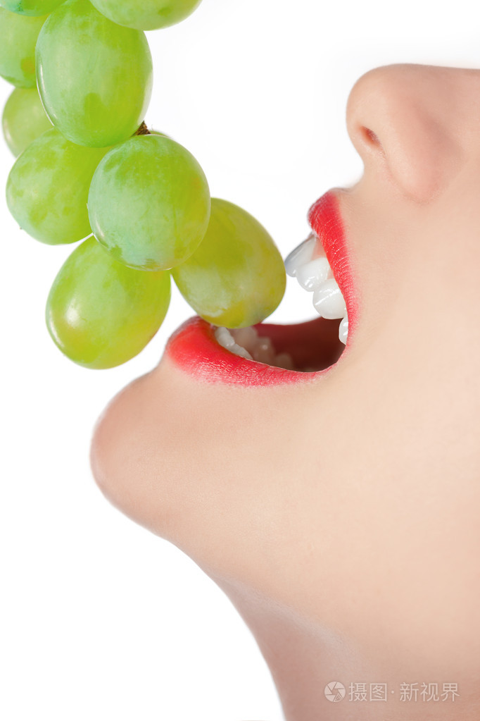 一个女人的嘴里的葡萄