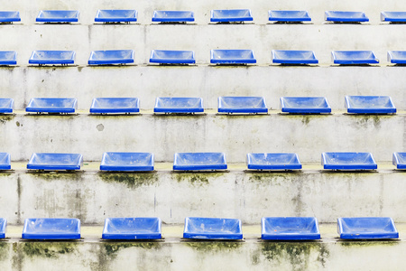 老看台竞技场与蓝色的椅子