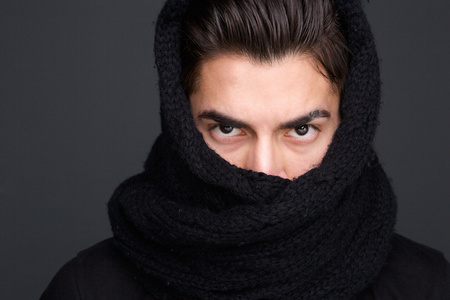 男性时尚模型围巾遮脸