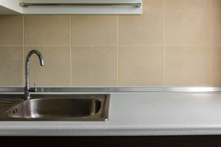 副本水在空白副本空间和现代厨房不锈钢水槽照片