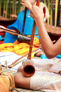 一个女孩扮演当地的泰国乐器