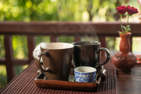 轻便的早餐，用木制的桌子上的茶