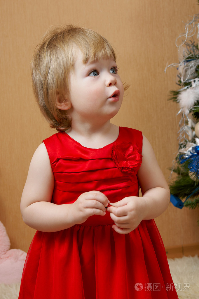 可爱的小女孩穿着红色照片-正版商用图片1f00kz-摄图新视界