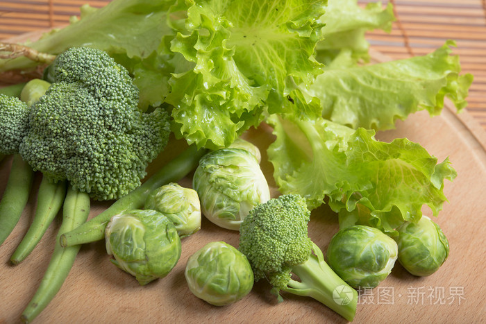 新鲜原料芦笋豆 球芽甘蓝 花椰菜和生菜在木板上照片 正版商用图片1f0197 摄图新视界 新鲜原料芦笋豆 球芽甘蓝 花椰菜和生菜在木板上照片 正版商用图片1f0197 摄图新视界