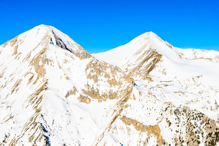 冬季景观的雪山皮林