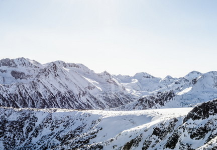 冬季景观的雪山皮林