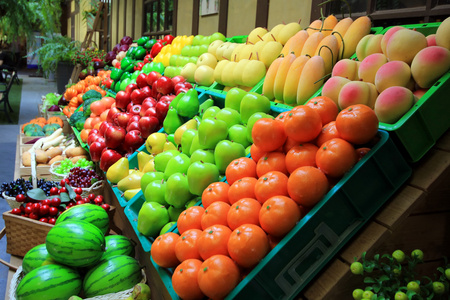 多彩的人造水果和蔬菜