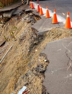 破坏的山体滑坡公路图片