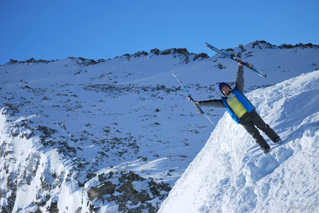 在一个阳光明媚的冬日在保加利亚的索非亚山区度假胜地构成的运动员滑雪
