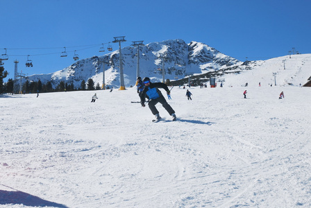 滑雪者幻灯片下来在保加利亚索非亚的滑雪胜地的斜坡