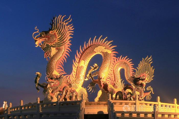 中国龙雕像在黄昏时分