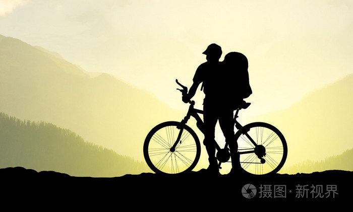 自行车旅游的剪影