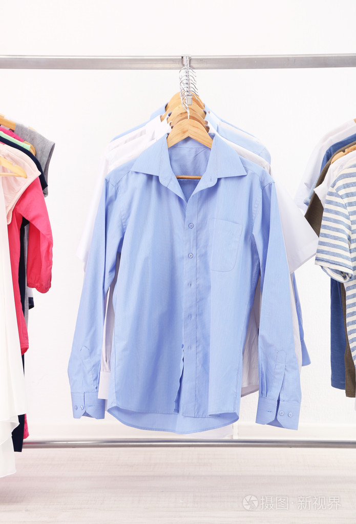 在衣架上灰色的背景上不同的衣服