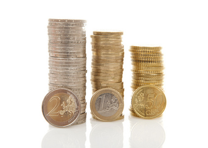 成堆的欧元钱硬币在白色的背景